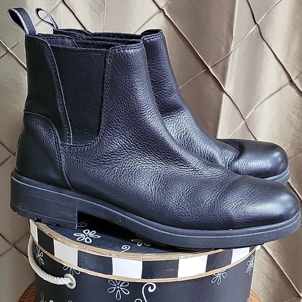 VGUC- UGG Leather Lug Sole Chelsea Boot